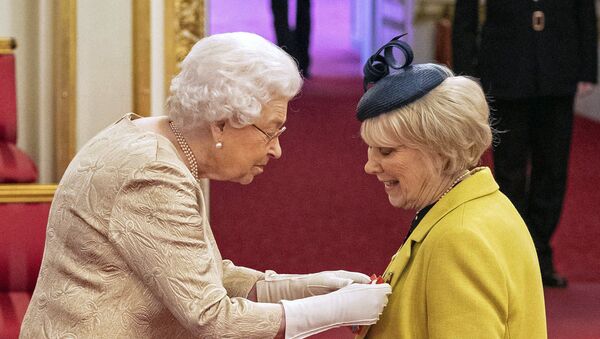 Королева Великобритании Елизавета II вручает орден актрисе Венди Крейг в Букингемском дворце в Лондоне  - Sputnik Беларусь