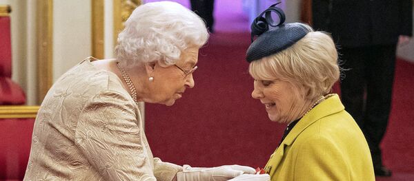 Королева Великобритании Елизавета II вручает орден актрисе Венди Крейг в Букингемском дворце в Лондоне  - Sputnik Беларусь