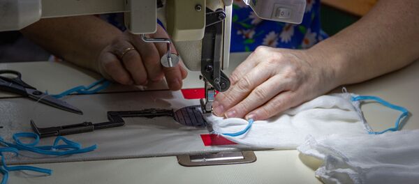 Пошив марлевых масок на фабрике, архивное фото - Sputnik Беларусь