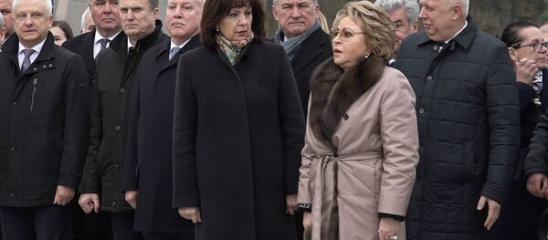 Спикер Совета Федерации России Валентина Матвиенко возложила цветы к стеле Минск – город-герой - Sputnik Беларусь