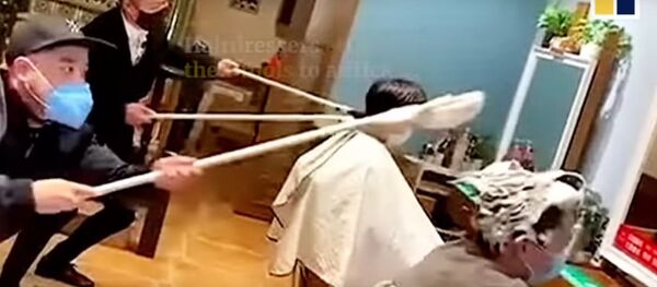 Группа риска: как защищаются от коронавируса китайские парикмахеры - видео Группа риска: как защищаются от коронавируса китайские парикмахеры - видео - Sputnik Беларусь