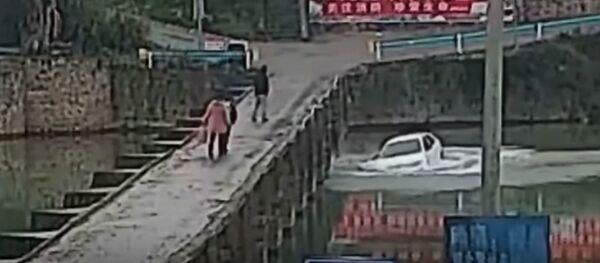 Китаец съехал с моста в воду сразу после того, как получил права Китаец съехал с моста в воду сразу после того, как получил права - Sputnik Беларусь