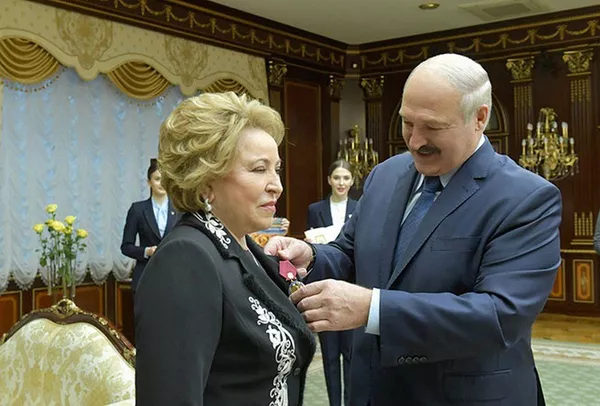 Лукашенко вручил Матвиенко орден Лукашенко вручил Матвиенко орден - Sputnik Беларусь