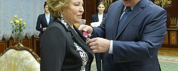 Лукашенко вручил Матвиенко орден - Sputnik Беларусь