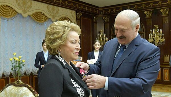Лукашенко вручил Матвиенко орден - Sputnik Беларусь