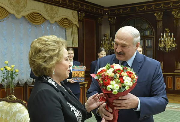 Цветы от президента Беларуси Валентина Матвиенко пообещала засушить Цветы от президента Беларуси Валентина Матвиенко пообещала засушить - Sputnik Беларусь