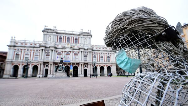 Скульптура в маске в итальянском Турине - Sputnik Беларусь