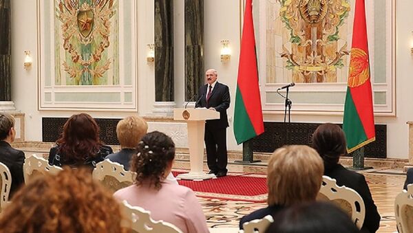 Президент Беларуси на церемонии вручения госнаград - Sputnik Беларусь