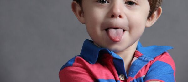 Ребенок показывает язык, архивное фото - Sputnik Беларусь