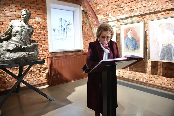 Спикер Совета Федерации Валентина Матвиенко оставила запись в книге почетных гостей в Брестской крепости Спикер Совета Федерации Валентина Матвиенко оставила запись в книге почетных гостей в Брестской крепости - Sputnik Беларусь