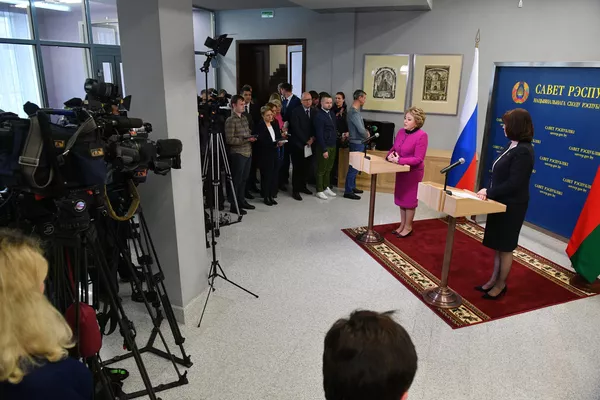Валентина Матвиенко и Наталья Кочанова Валентина Матвиенко и Наталья Кочанова - Sputnik Беларусь