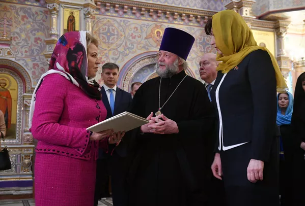 Настоятель храма в честь Всех Святых отец Федор, председатель Совета Федерации РФ Валентина Матвиенко, председатель Совета Республики РБ Наталья Кочанова Настоятель храма в честь Всех Святых отец Федор, председатель Совета Федерации РФ Валентина Матвиенко, председатель Совета Республики РБ Наталья Кочанова - Sputnik Беларусь