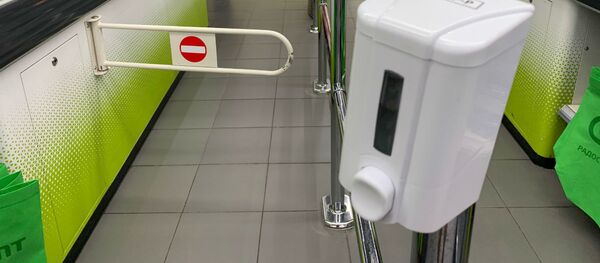 Посетители торговых центров могут воспользоваться дезинфицирующими растворами в прикассовых зонах - Sputnik Беларусь