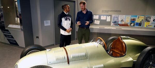 Принц Гарри и Льюис Хэмилтон в музее в Сильверстоуне - Sputnik Беларусь