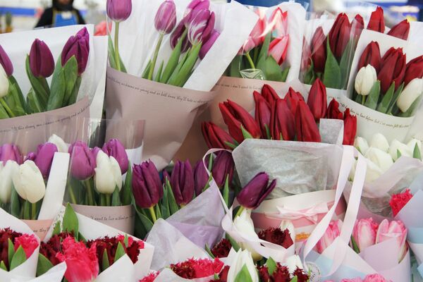За витаминами и тюльпанами: что продают на Комаровке и по какой цене За витаминами и тюльпанами: что продают на Комаровке и по какой цене - Sputnik Беларусь