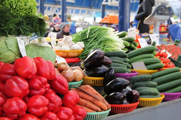 За витаминами и тюльпанами: что продают на Комаровке и по какой цене За витаминами и тюльпанами: что продают на Комаровке и по какой цене - Sputnik Беларусь