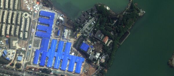 Больница Хошеншань в Ухане, Китай, до коронавируса 28 апреля 2017 года и во время коронавируса 22 февраля 2020 года - Sputnik Беларусь