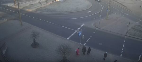 В Гродно легковушка выехала на переход с людьми - Sputnik Беларусь