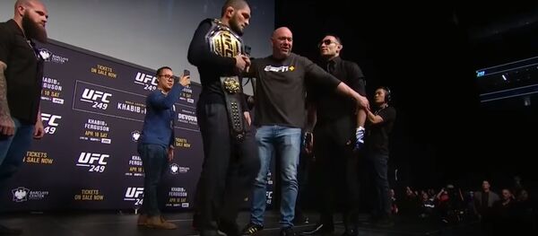 Битва взглядов Тони Фергюсона и Хабиба Нурмагомедова, видео Битва взглядов Тони Фергюсона и Хабиба Нурмагомедова, видео - Sputnik Беларусь