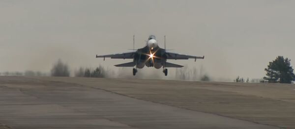 Белорусские летчики испытывают Су-30СМ, видео  - Sputnik Беларусь