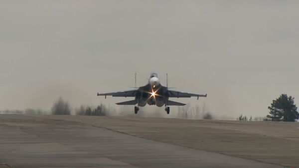 Белорусские летчики испытывают Су-30СМ, видео  - Sputnik Беларусь