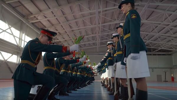 Репетиция женской роты почетного караула в России, видео - Sputnik Беларусь