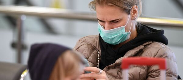 Пассажирка в маске в аэропорту - Sputnik Беларусь