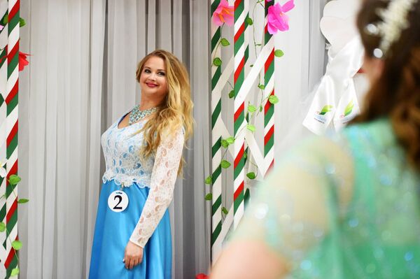 Своя Семенович и позитивный plus size: в Гомеле выбрали молочную красу - Sputnik Беларусь