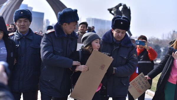 Милиция пресекла марш феминисток в Бишкеке - Sputnik Беларусь
