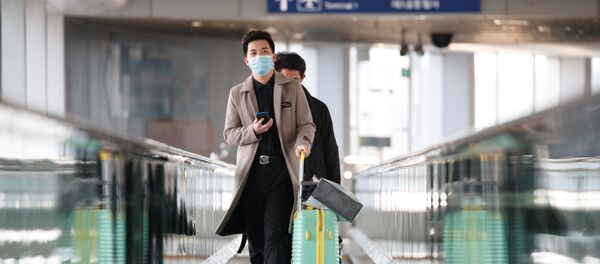 Пассажиры в масках в национальном аэропорту Пекина - Sputnik Беларусь