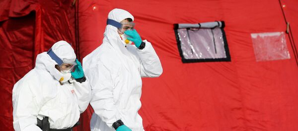 Офицеры полиции в защитных костюмах на немецко-чешской границе Офицеры полиции в защитных костюмах на немецко-чешской границе - Sputnik Беларусь