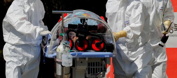 Медицинские работники транспортируют пациента , который подозревается на заболевание коронавирусом - Sputnik Беларусь