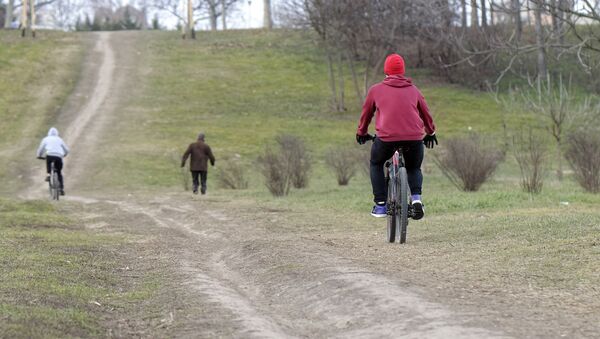 Люди едут на велосипедах - Sputnik Беларусь