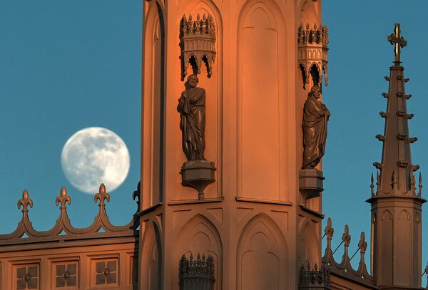 Луна над церковью святого Александра Невского в парке Александрия в Петергофе - Sputnik Беларусь