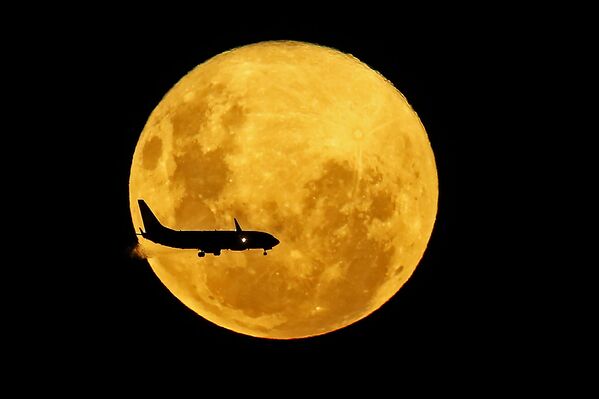 Самолет летит на фоне полной луны из Куритибы, Бразилия - Sputnik Беларусь