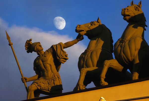 Суперлуние над скульптурой на Дворцовой площади в Санкт-Петербурге, Россия - Sputnik Беларусь