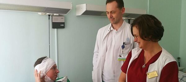Катя, которой сделали симультанную операцию, с лечащими врачами Олегом Калачиком и Мариной Песоцкой - Sputnik Беларусь