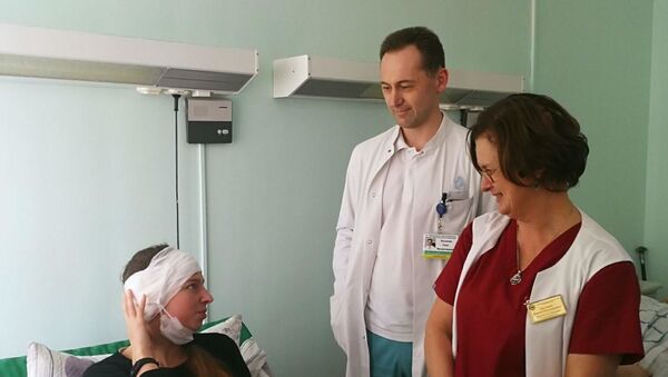 Катя, которой сделали симультанную операцию, с лечащими врачами Олегом Калачиком и Мариной Песоцкой - Sputnik Беларусь