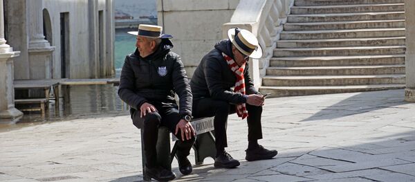 Гондольеры по привычке приходят на работу, но туристов в Венеции нет - Sputnik Беларусь