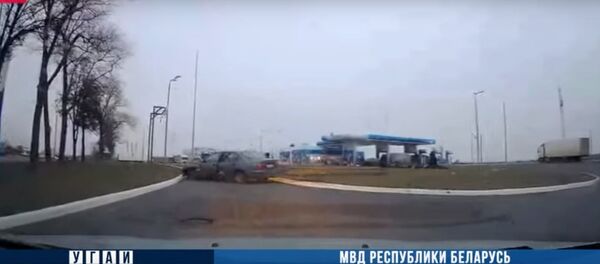 От столба до дерева: как пьяный водитель крушил машину на заправке - видео - Sputnik Беларусь