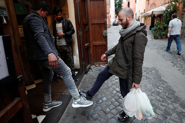 Мужчины в Риме приветствуют друг друга необычным способом - Sputnik Беларусь