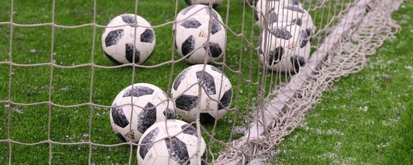 Футбольныя мячы ў варотах Футбольныя мячы ў варотах - Sputnik Беларусь