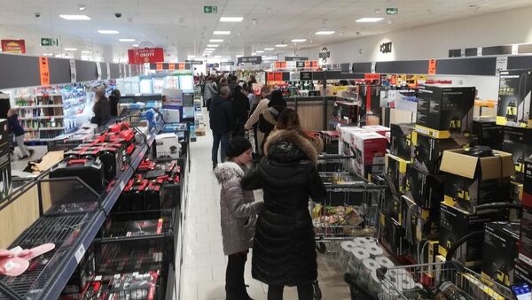 Очереди в магазинах в Люблине - люди скупают консервы, туалетную бумагу - Sputnik Беларусь
