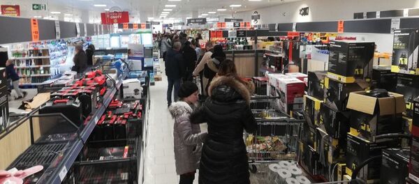 Очереди в магазинах в Люблине - люди скупают консервы, туалетную бумагу - Sputnik Беларусь