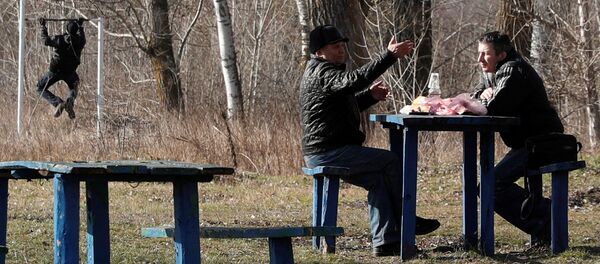 Люди в украинской деревне, куда эвакуировали привезенных из Китая украинцев - Sputnik Беларусь