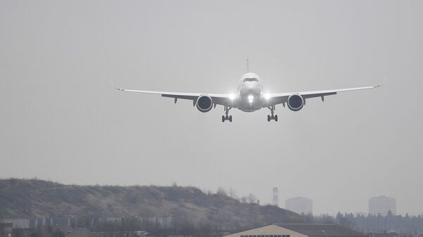 Новы самалёт Airbus A350-900 робіць пасадку ў Міжнародным аэрапорце Шарамеццева - Sputnik Беларусь