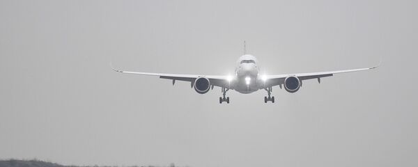 Новый самолет Airbus A350-900 совершает посадку в Международном аэропорту Шереметьево Новый самолет Airbus A350-900 совершает посадку в Международном аэропорту Шереметьево - Sputnik Беларусь