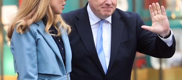 Премьер-министр Британии Борис Джонсон и Кэрри Саймондс Премьер-министр Британии Борис Джонсон и Кэрри Саймондс - Sputnik Беларусь