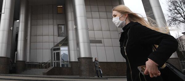 Девушка в медицинской маске в Минске - Sputnik Беларусь