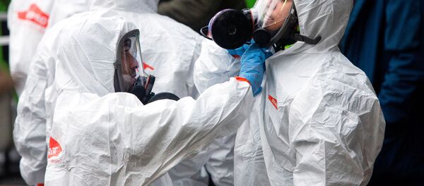 Медики в защитных костюмах - Sputnik Беларусь
